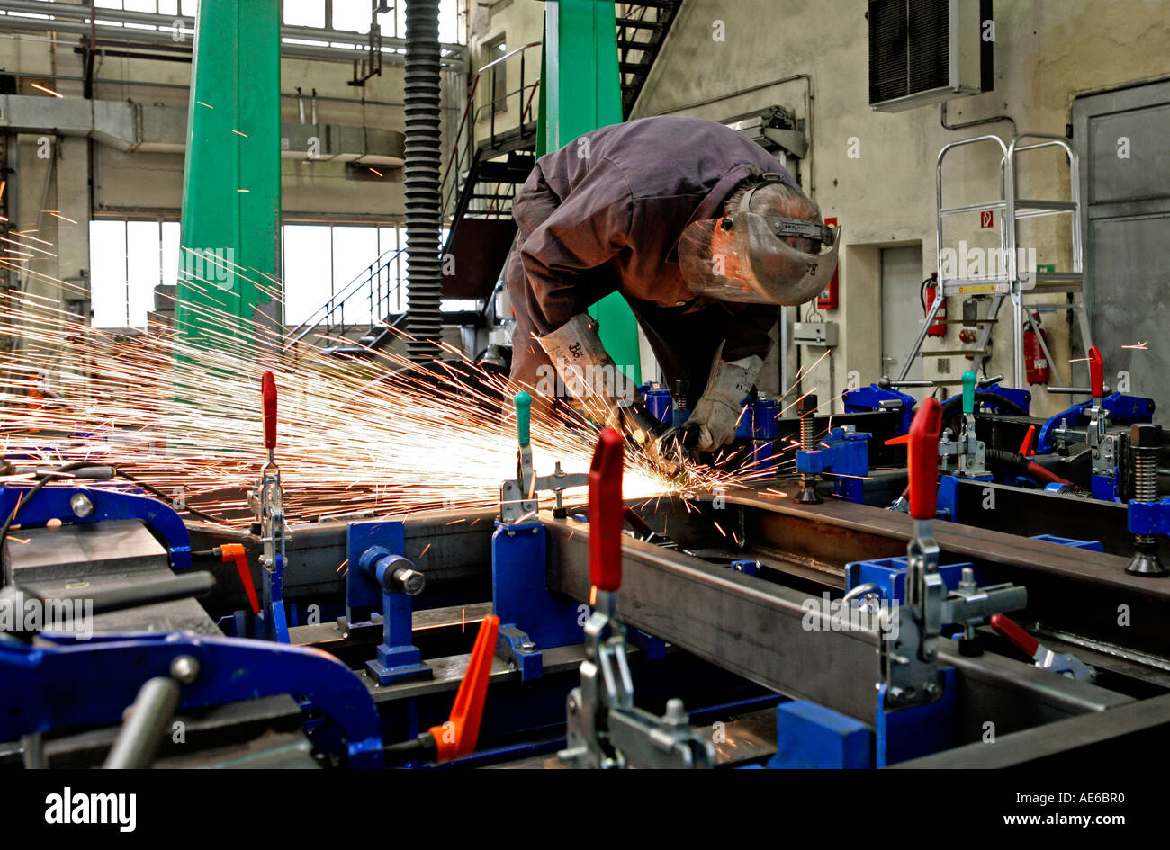steel building grinding AE6BR0